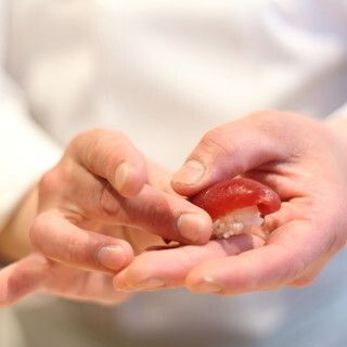 【昼】大将が握る平日限定握り（月〜金曜、現金支払いのみ、約1時間半）