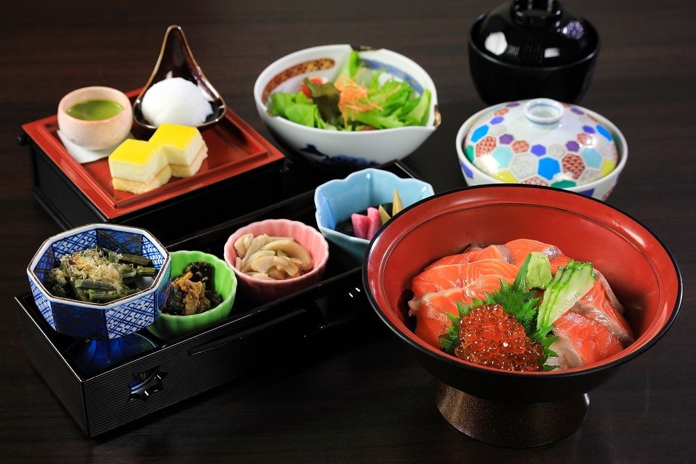 Japanese rice bowl set meal: Niigata salmon and salmon roe rice bowl