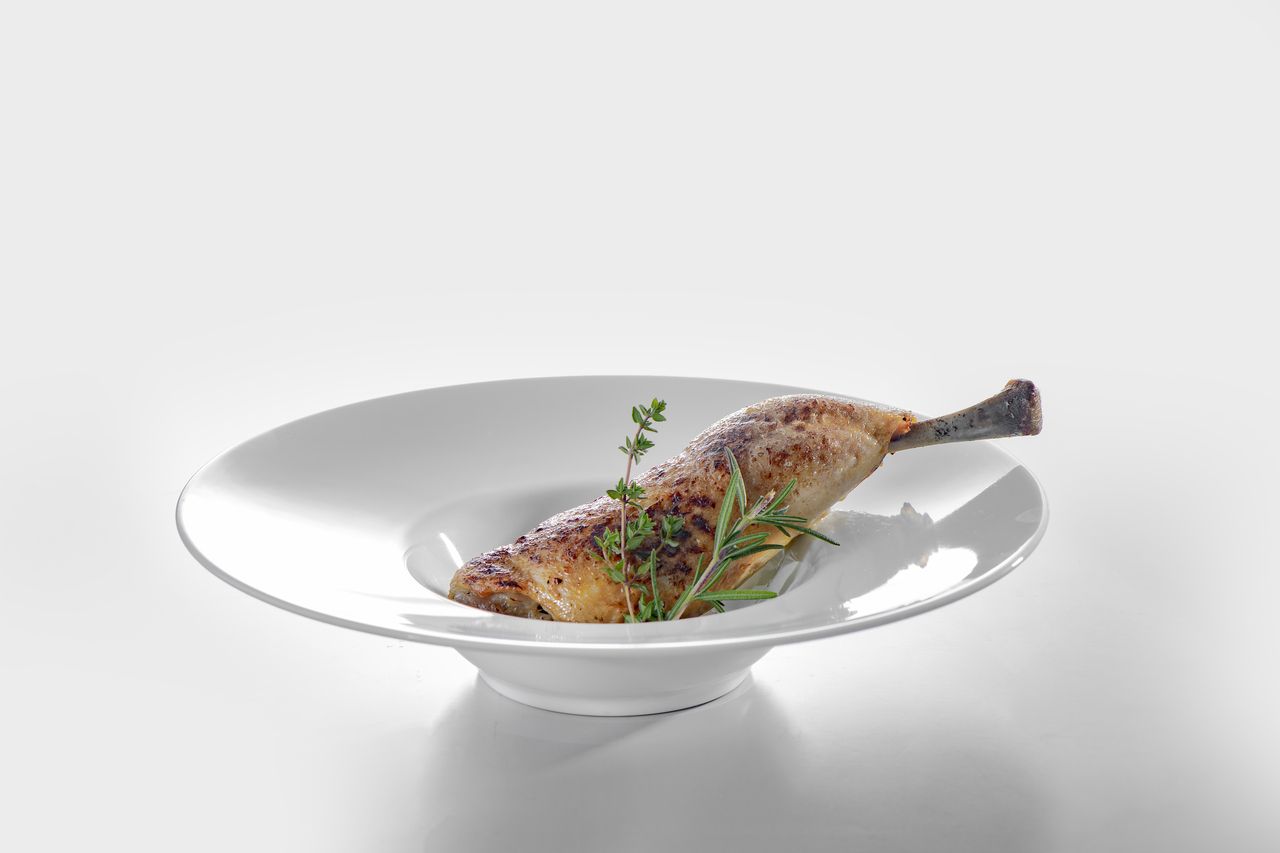 国産・骨付きローストチキン（やわらかハーブオイル焼き）