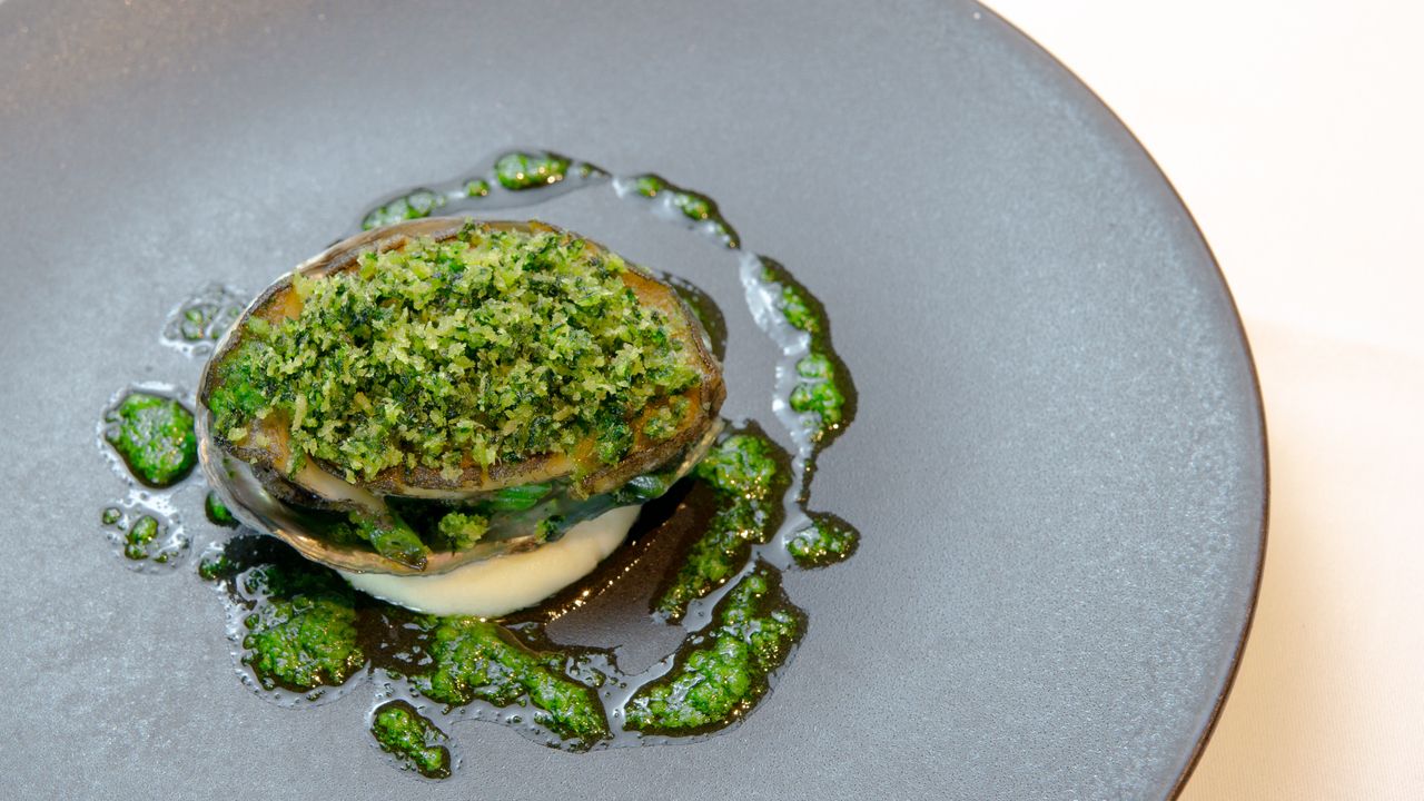 [Additional dish] Live-killed abalone baked with herbs and breadcrumbs
