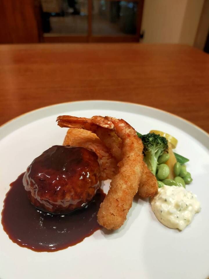 お子様メニュー（12歳以下のお子様）サラダ、スープ、ハンバーグ、エビフライ、温野菜、バニラアイス