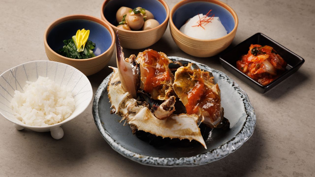 Déjeuner composé de 8 plats avec du ganjang gejang produit localement comme plat principal