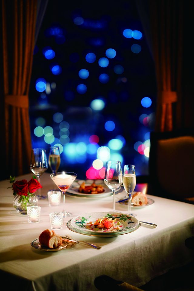 [អាហារថ្ងៃត្រង់គម្រប់ខួប A] រួមបញ្ចូលភេសជ្ជៈនំប៉័ងមួយ។