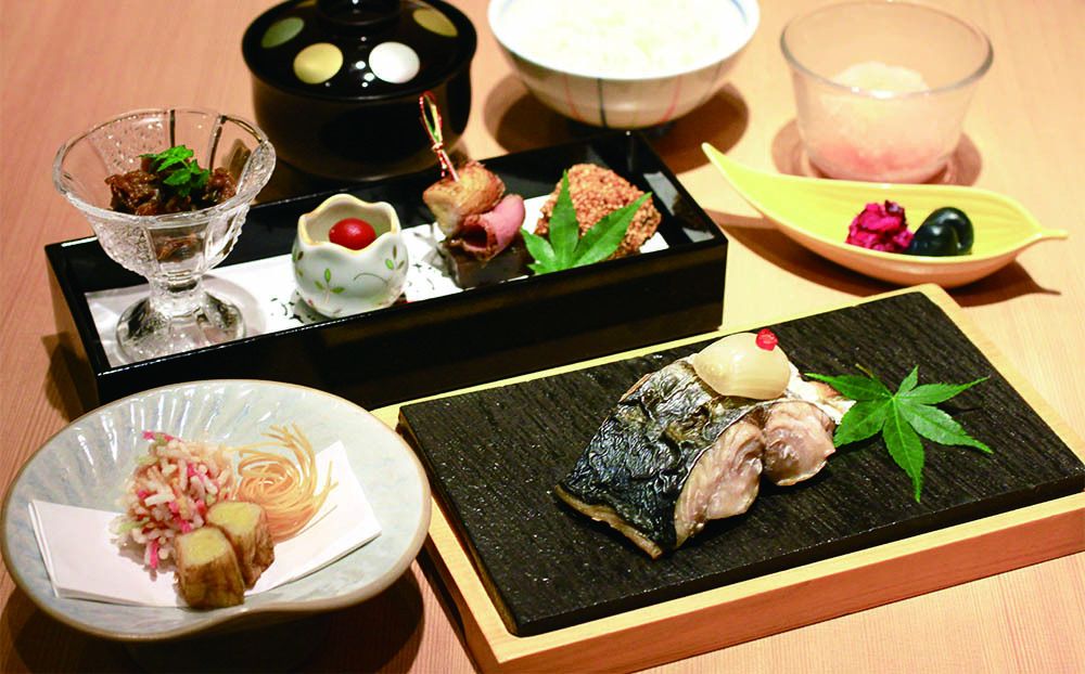 昼会席膳  《楓》または《葵》 ～メイン料理は肉か魚、個別にお選びいただけます
