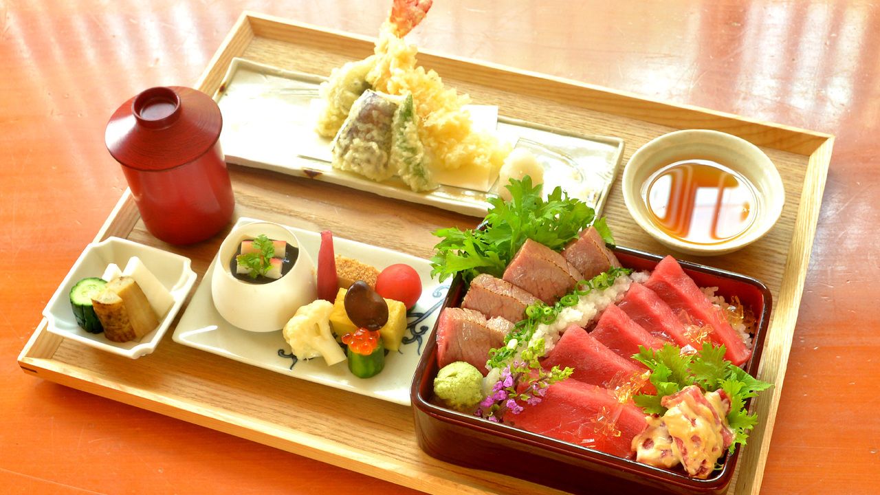 [Lunch: Bluefin tuna boxed rice set meal]