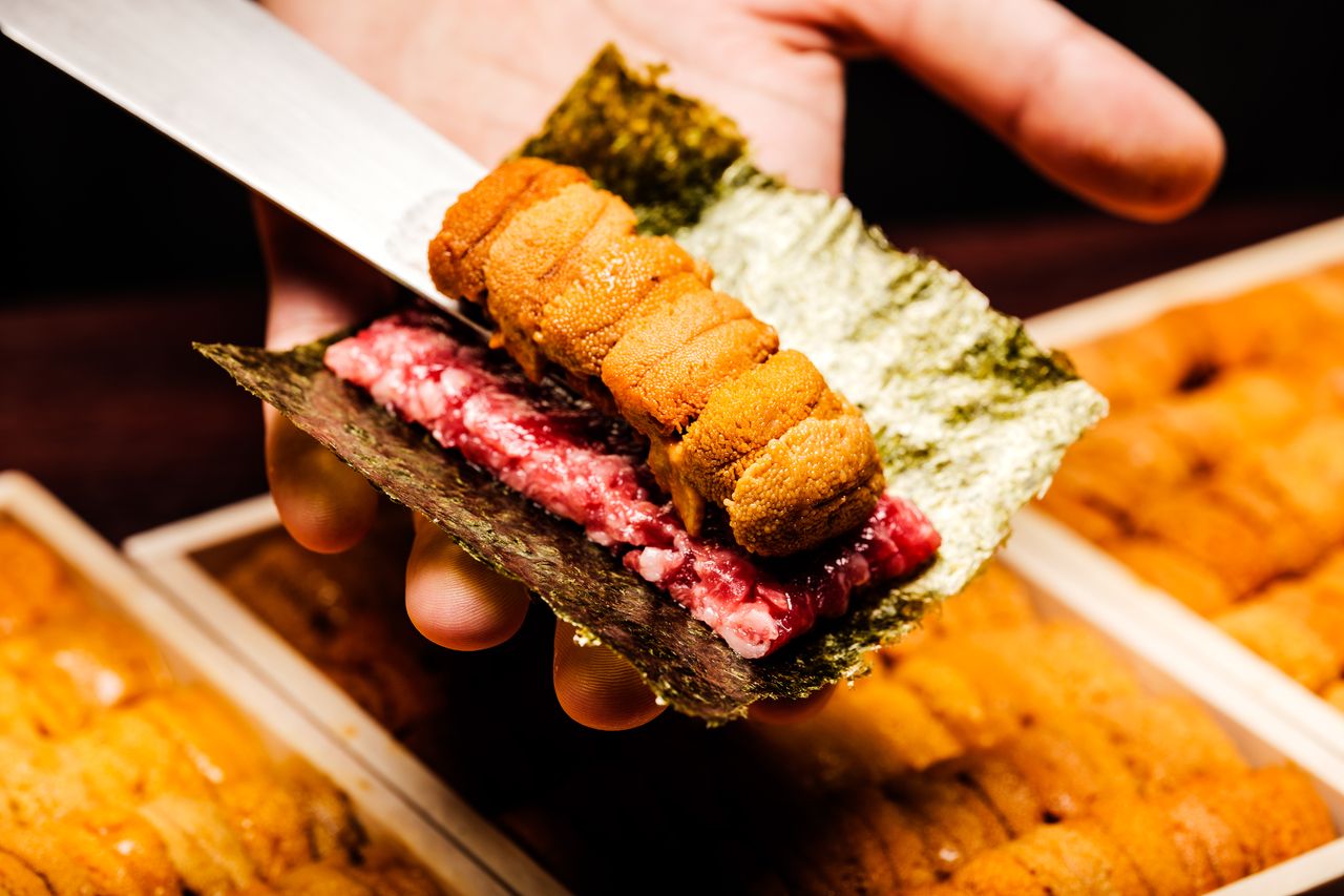 Private room guaranteed! Extra meat! [Yokohama Ushimitsu 3rd Anniversary Course] Sea urchin yukke hotdog, brioche cutlet sandwich with carefully selected fillet, and 7 types of carefully selected grilled dishes with different condiments for each cut.