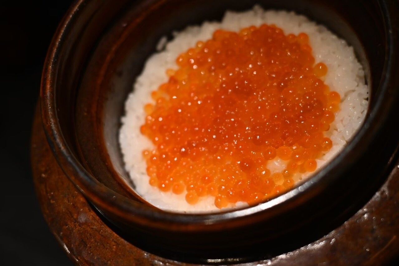 【极致怀石料理套餐】为特殊场合精心烹制的精致怀石料理，采用丰富的奢华食材。