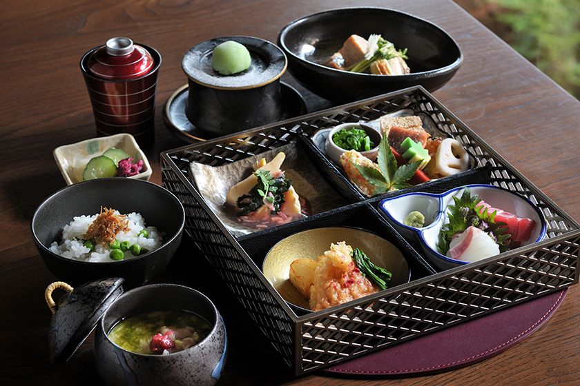 【Yamazakura】 Seasonal dishes served box lunch style.