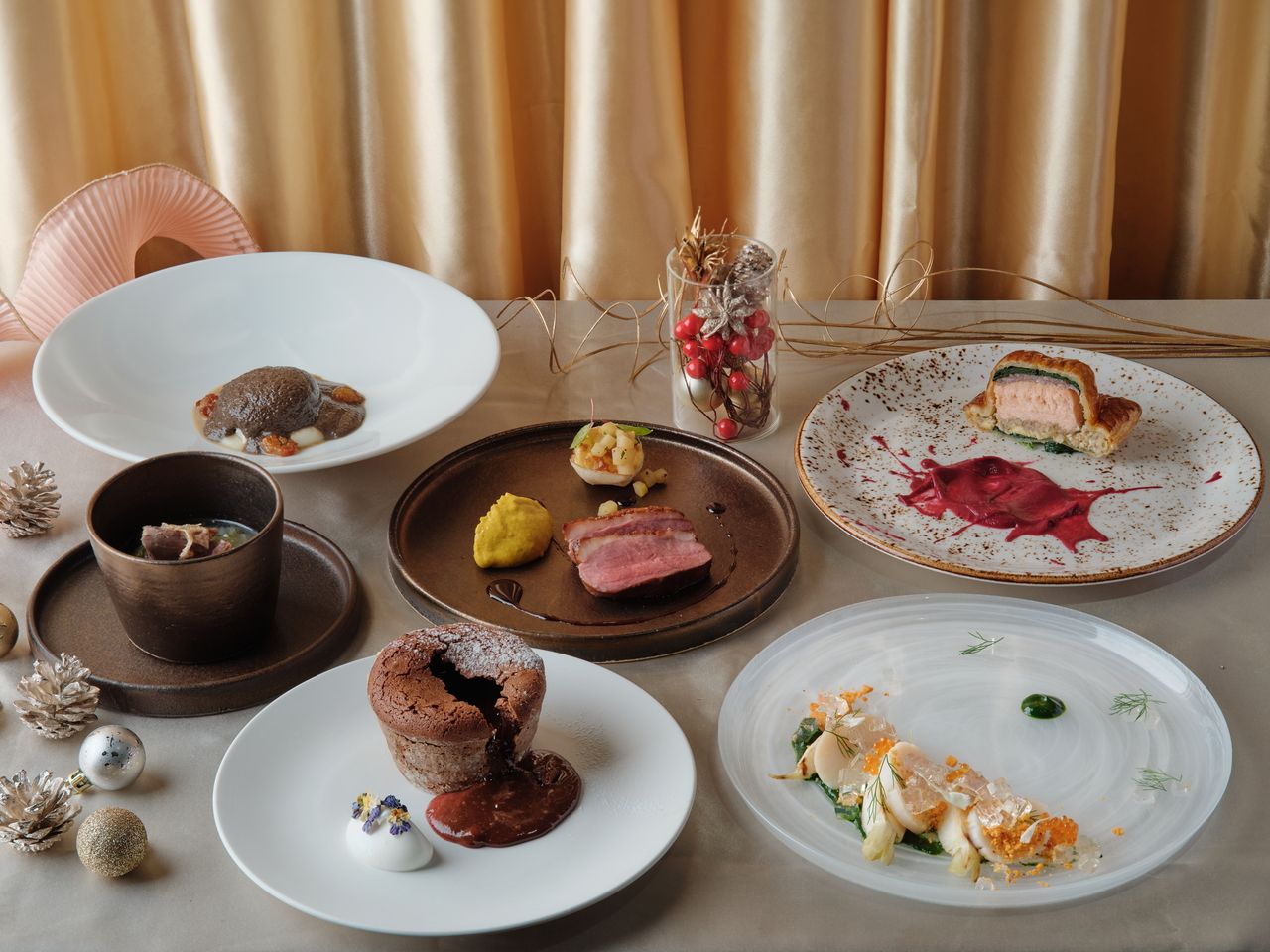 <7 items in total> Beef stewed in red wine and fresh fish main dish, caviar and dried mullet roe [W main course]