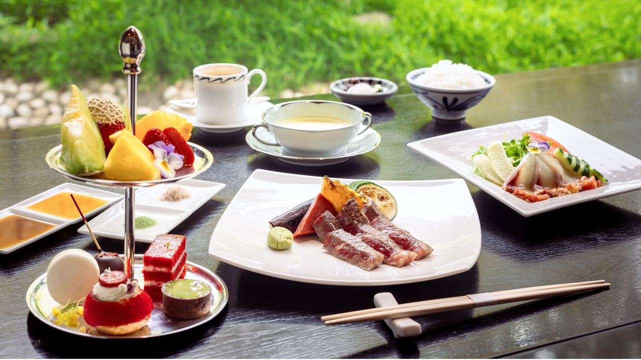 Ladies' Lunch "Kirameki" 4 dishes including salad, Japanese beef and vegetable teppanyaki, and two-tiered cake stand