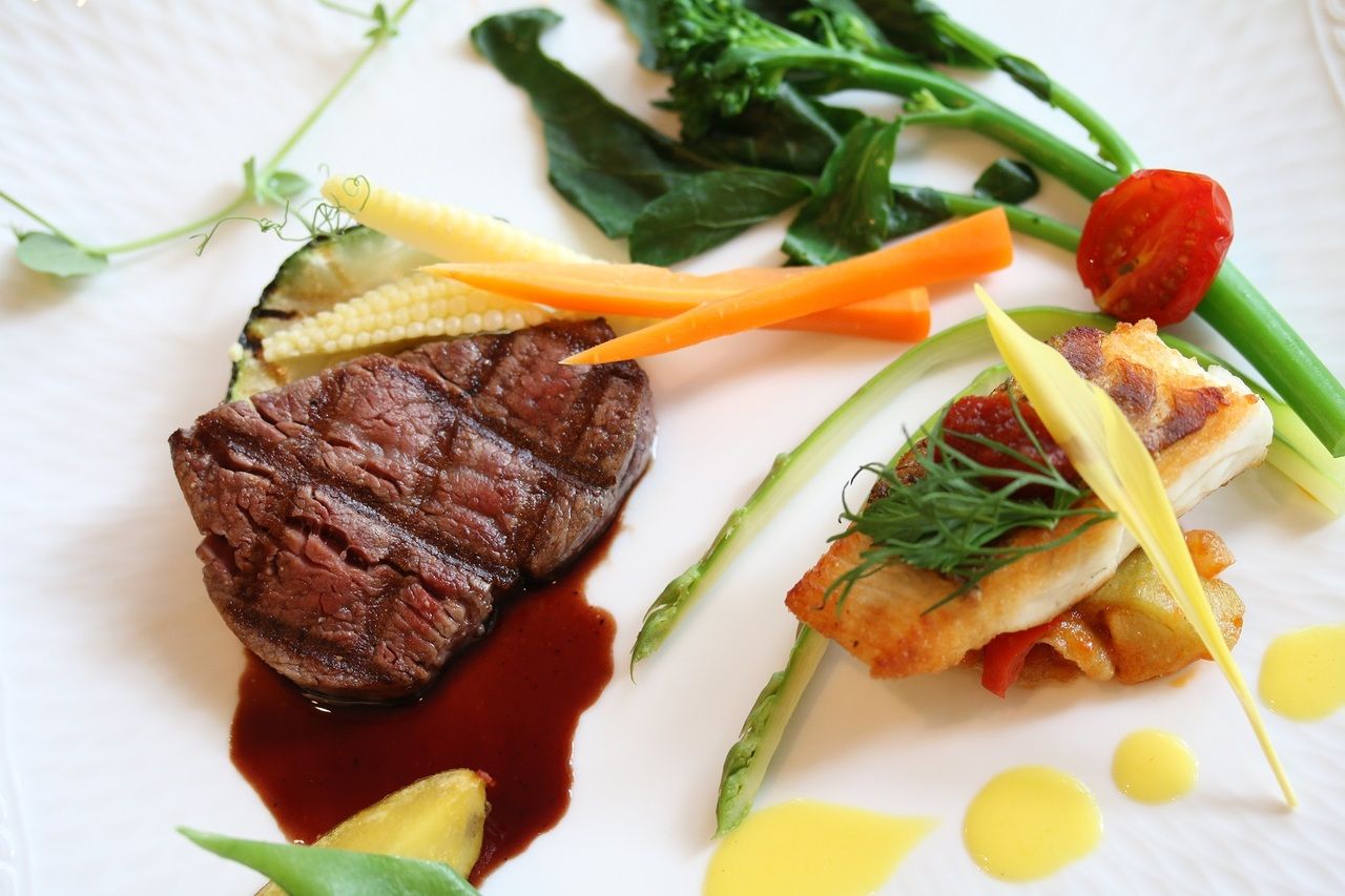 [Double main lunch of domestic beef and red sea bream] 4 dishes + seasonal non-alcoholic drink included