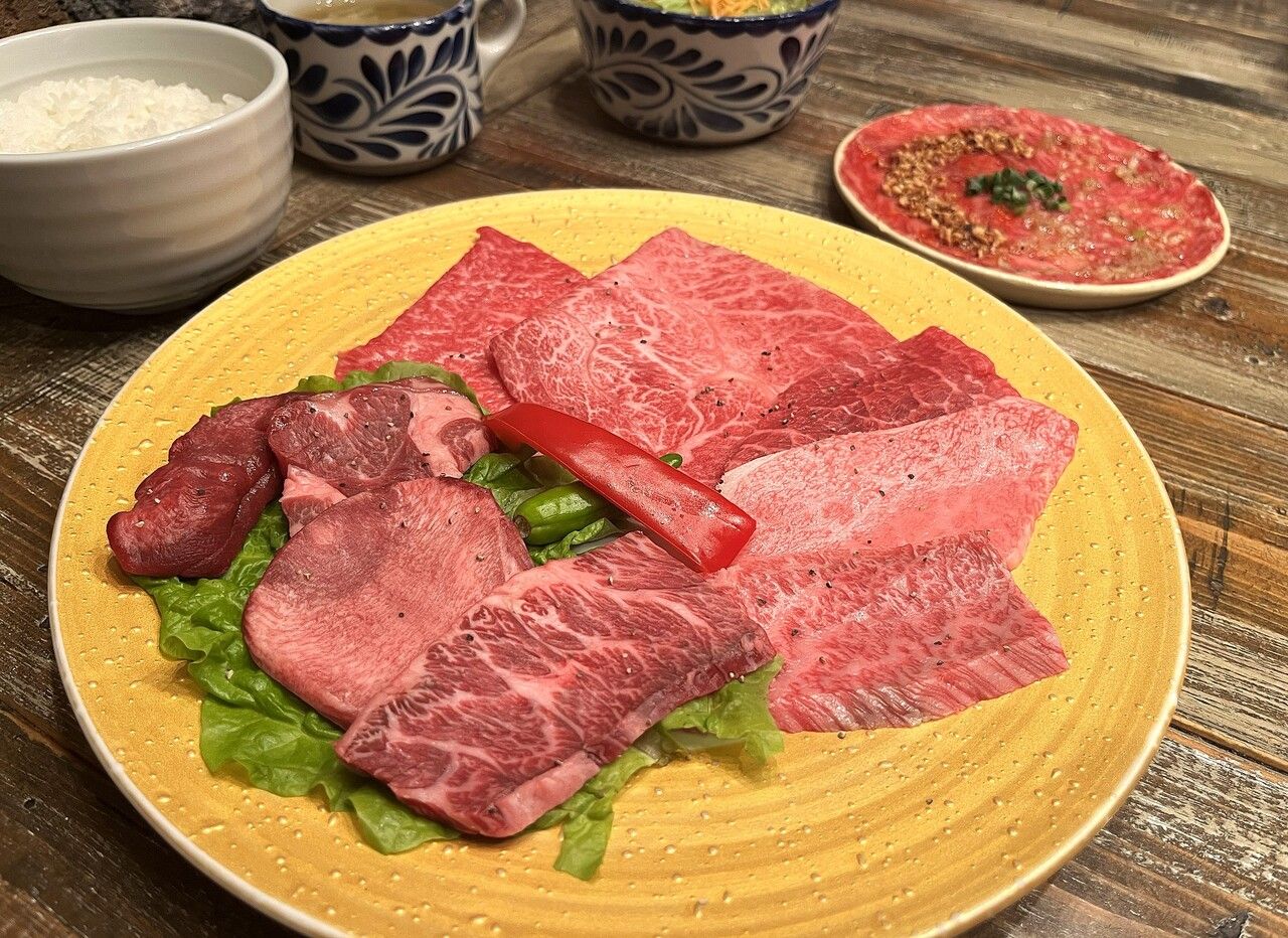 A luxurious yakiniku lunch set with sirloin yukke