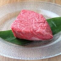 [Kenran Course] 2小時無限量暢飲，共18道菜品，9,500日圓（含稅）| 享用肉手鞠壽司，海膽蓋飯和菲力牛排等稀有部位！可以一點一點品嚐肉的最美味部分的豪華套餐。
