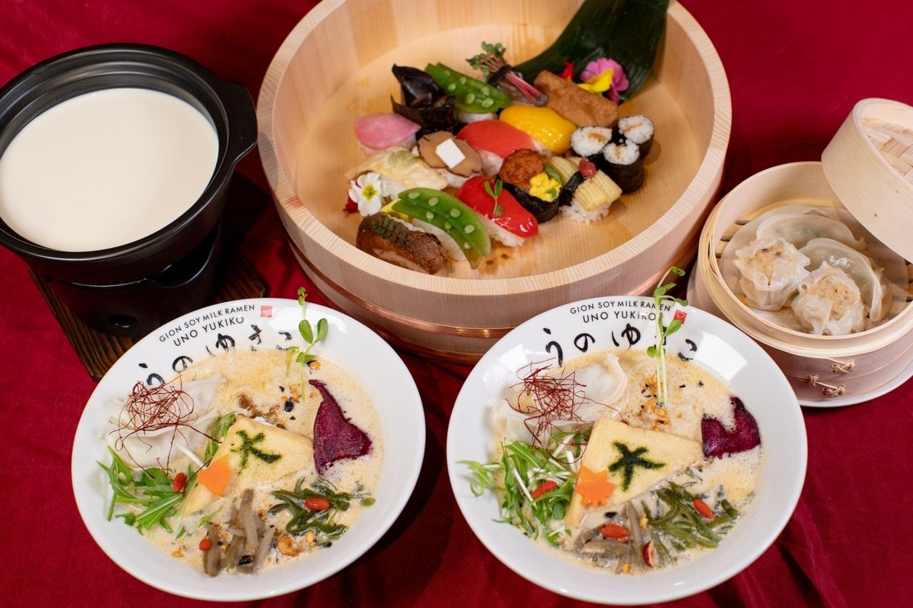 「花」或「月華」拉麵、什錦壽司、自製豆腐和點心及甜點套餐