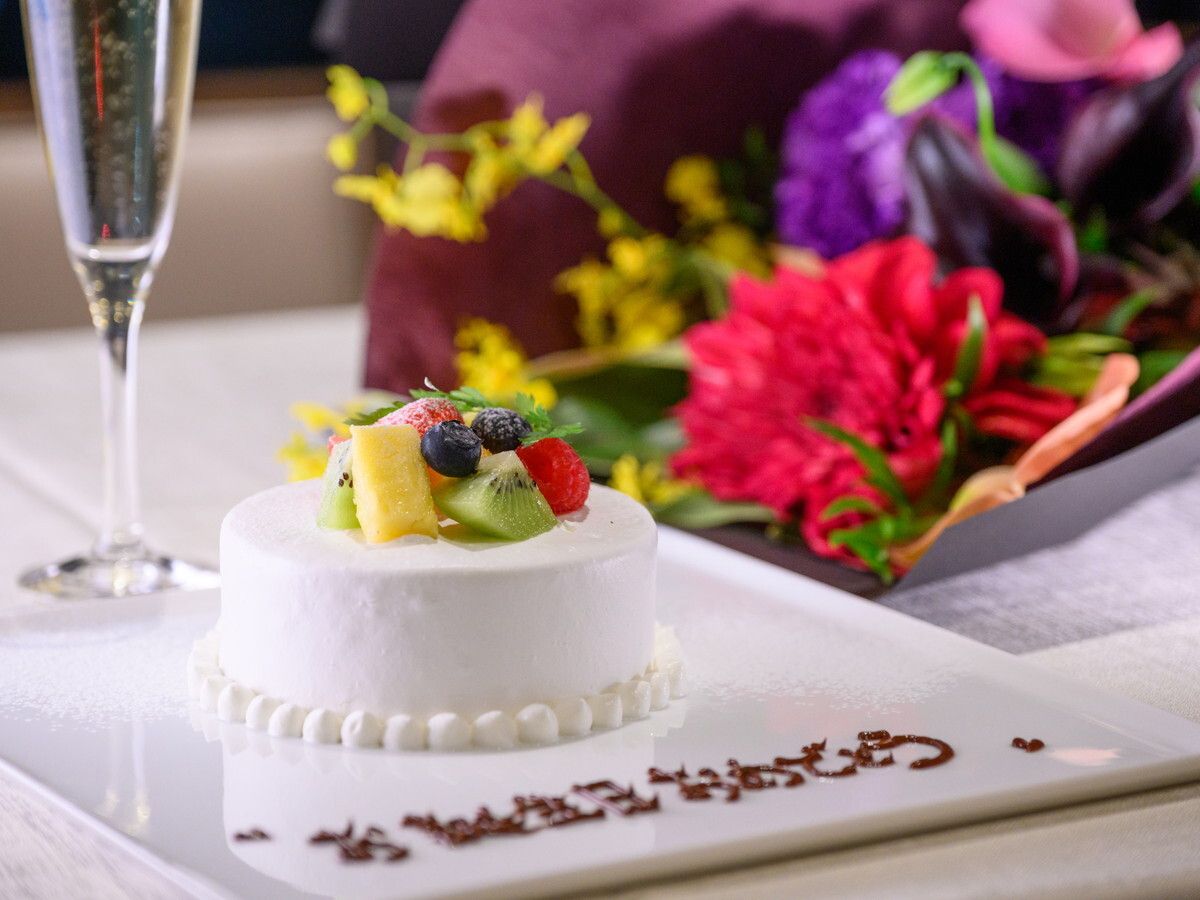 Anniversary Course　窓側席+乾杯スパークリングワイン+記念日ホールケーキ（2名様限定）(￥13.500)