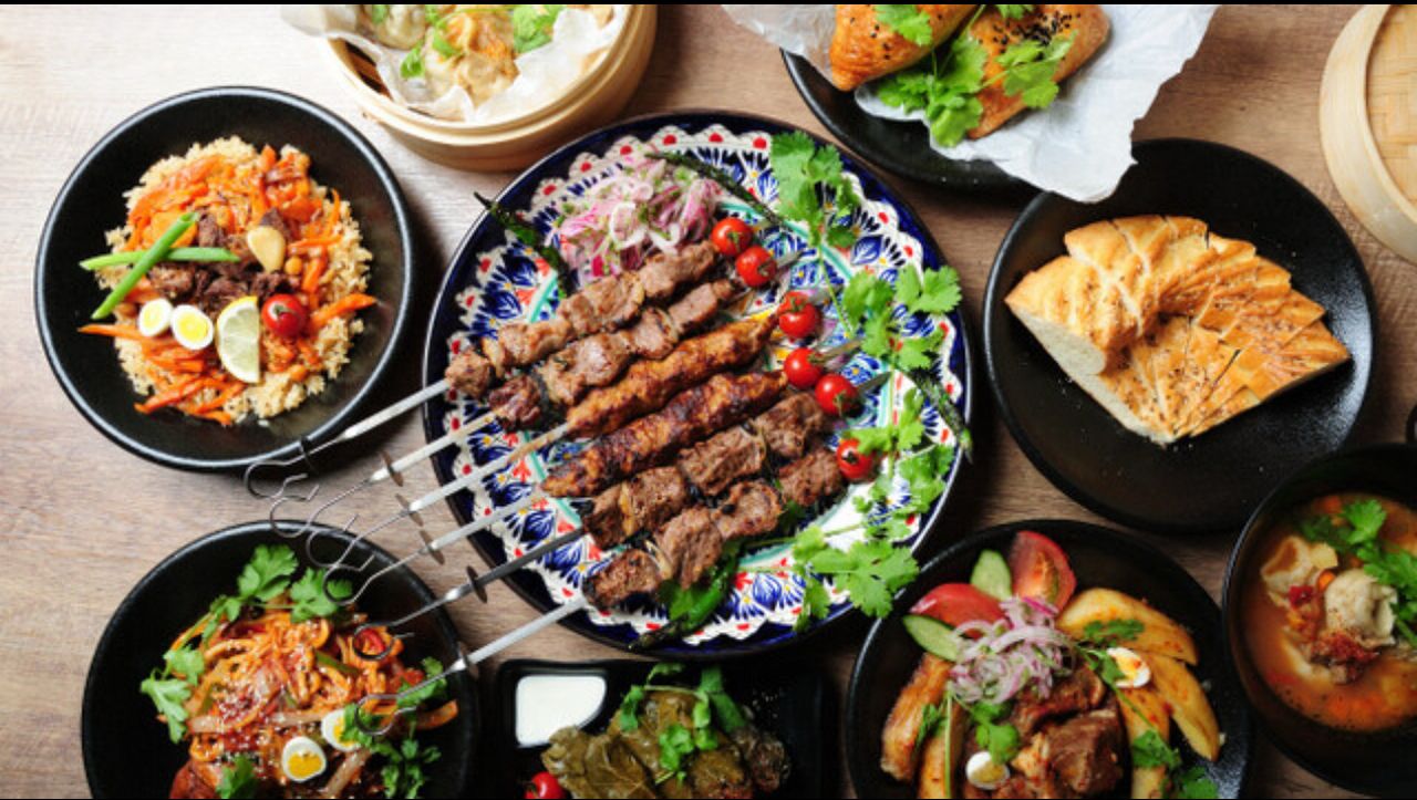 [Plato especial] Una comida especial de 8 platos donde podrá disfrutar de la cocina popular uzbeka, desde los clásicos hasta las recomendaciones del chef.