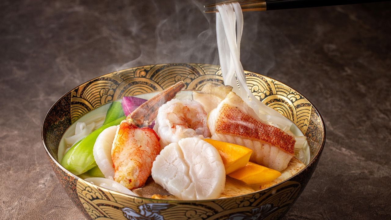 Pho nach kantonesischer Art mit Meeresfrüchten und reichhaltiger Yatsugatake-Malz-Rothühnchensuppe [Ab 1. September]