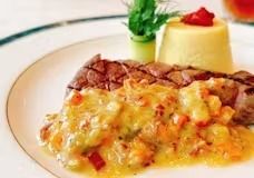 【午間套餐】共4道菜，包括前菜、湯品、主菜（肉類）、甜點，附餐後飲品。