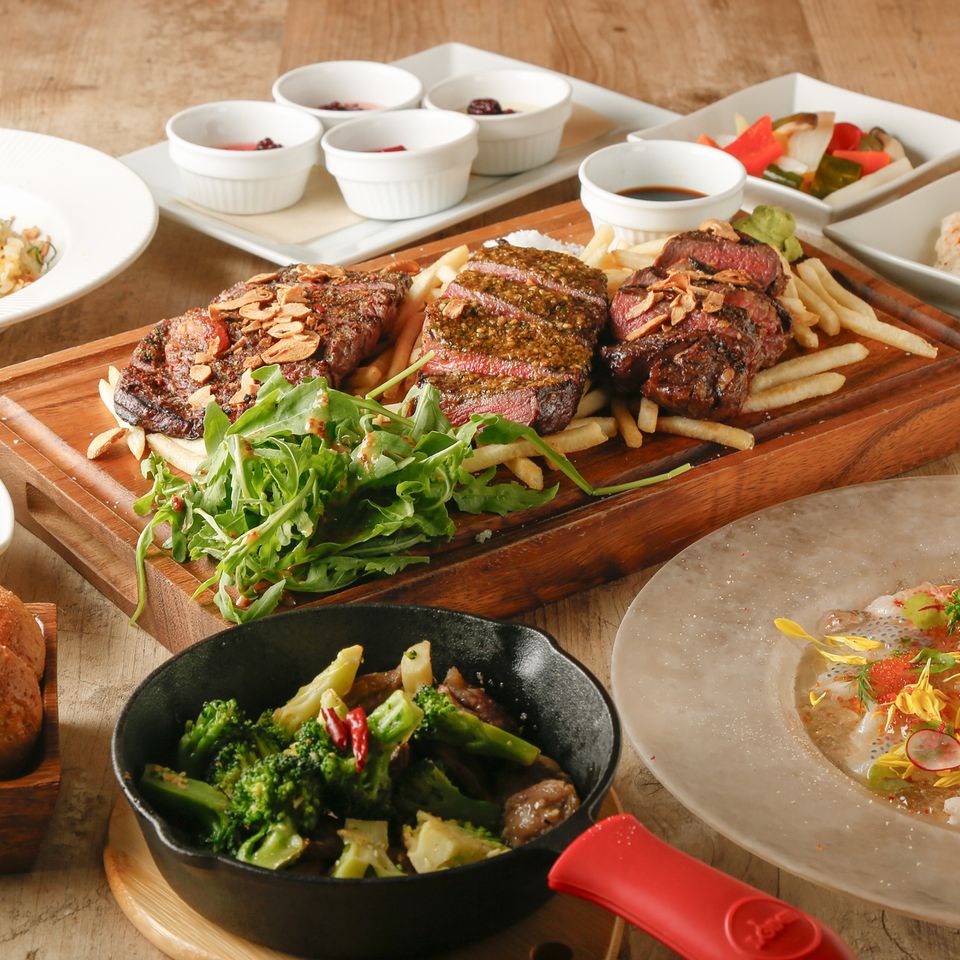 9/26~錦秋の宴会オススメプラン‼人気メニュー特盛コース♪》季節の前菜3種やカルパッチョ、豪華お肉料理盛り合わせにガーリックライス付き全7品【ゆっくり3時間飲み放題付き】お一人様7,000円