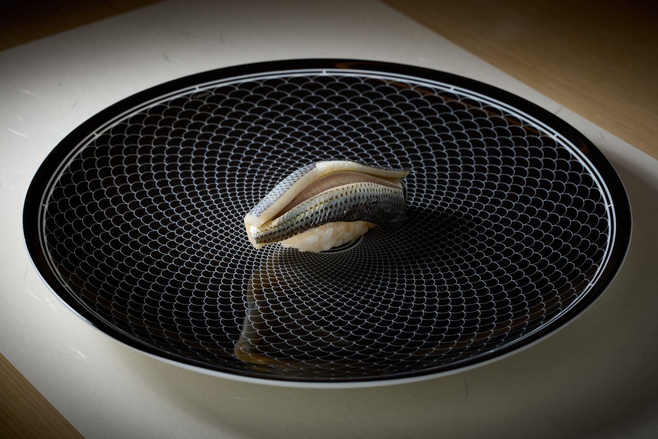 四季折々の旬なネタの握り10貫とお椀を堪能する、おまかせ10貫コース