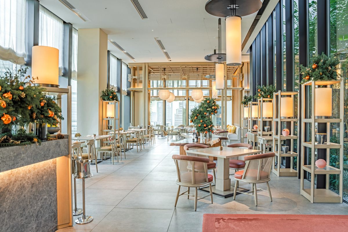 Festive Premium Buffet + Choice of main course / Free flow soft drinks