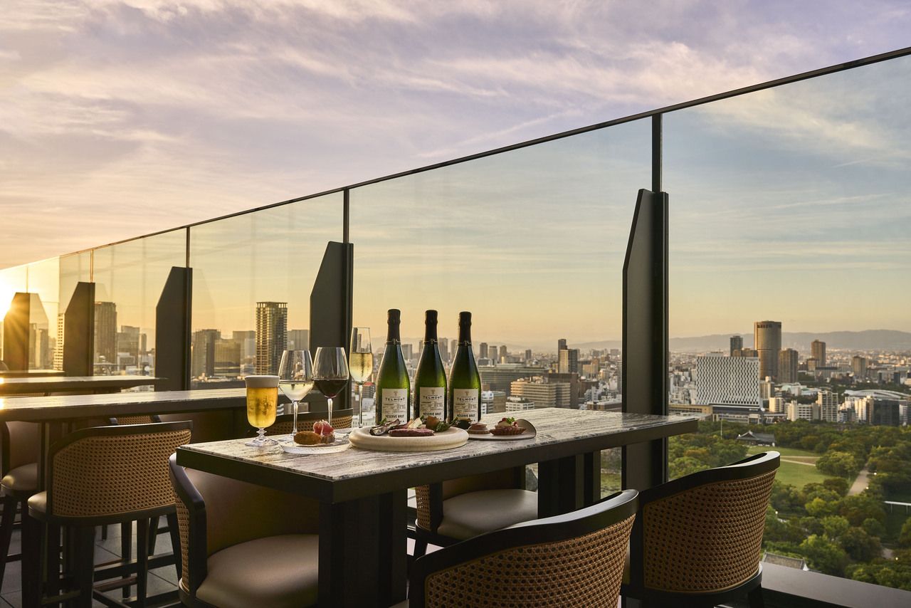 [Indoor/Window Seat Plan] 90-minute free-flow plan with guaranteed window seating and a view of Osaka Castle