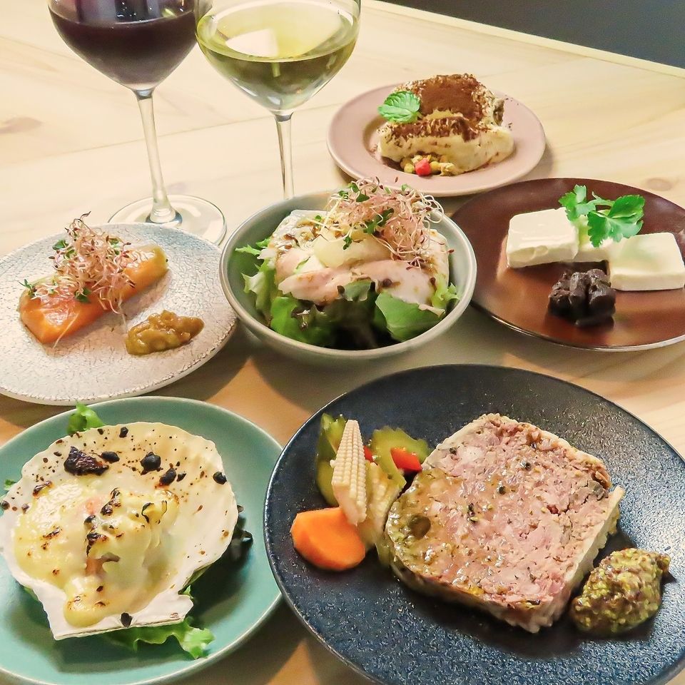 【畅饮】8道菜，包括用发酵调味料制成的红味噌烤牛肉