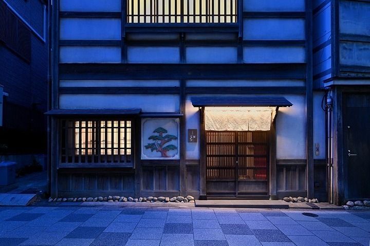 【晚餐 ◆ 主厨精选套餐】精选精致菜肴，包括7道开胃菜、10件寿司、卷、鸡蛋和甜点。
