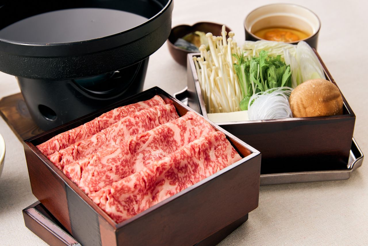 Japanisches Sukiyaki-Set mit schwarzem Rindfleisch