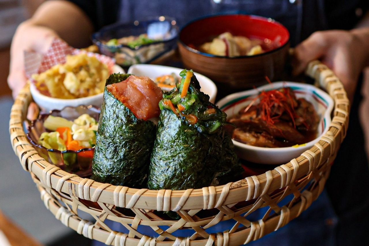 [Lunch] Deluxe "Hanagogo Gozen" dessert (soy milk pudding) set 2,000 yen (tax included)