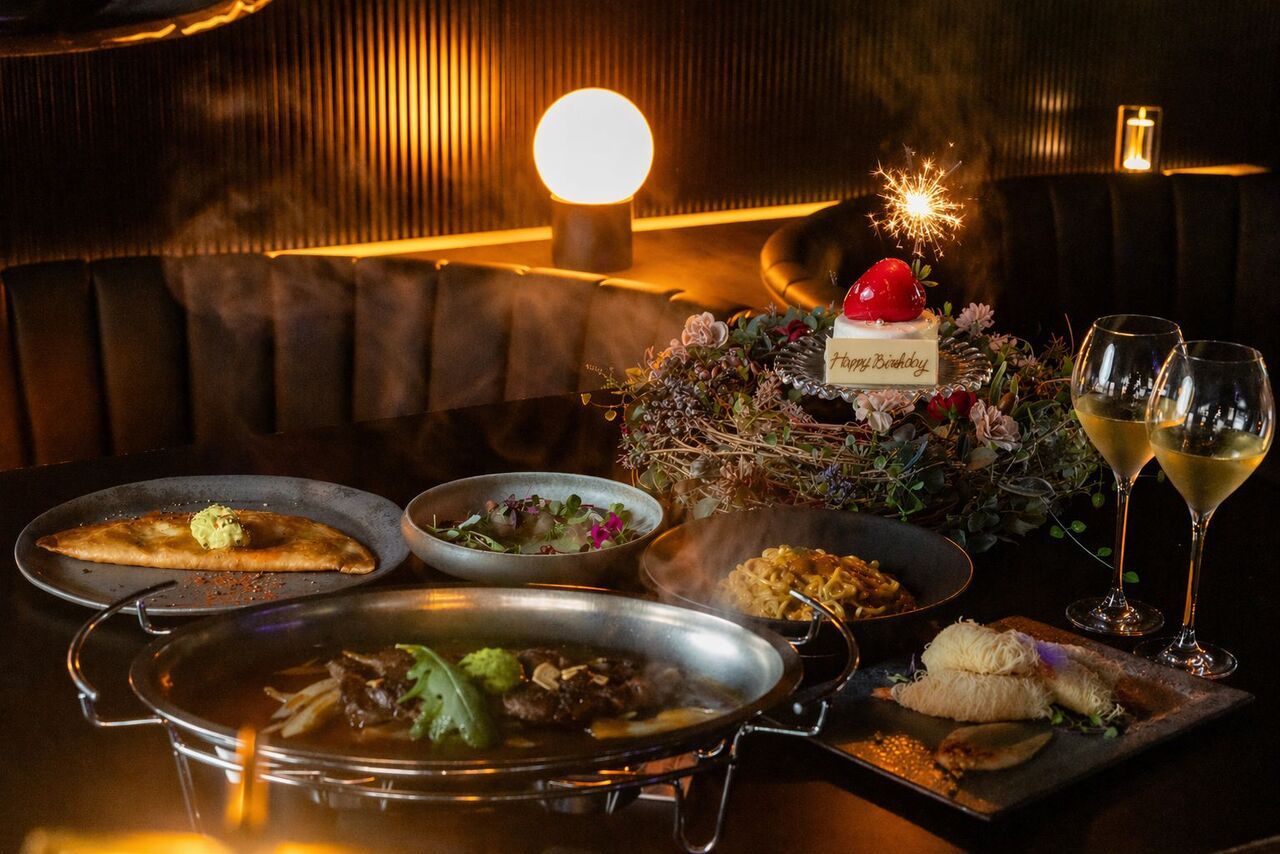 【白金生日套餐】奢华周年纪念套餐，包含墨西哥披萨、安格斯牛排等热门菜肴，以及花环蛋糕和起泡酒祝酒。