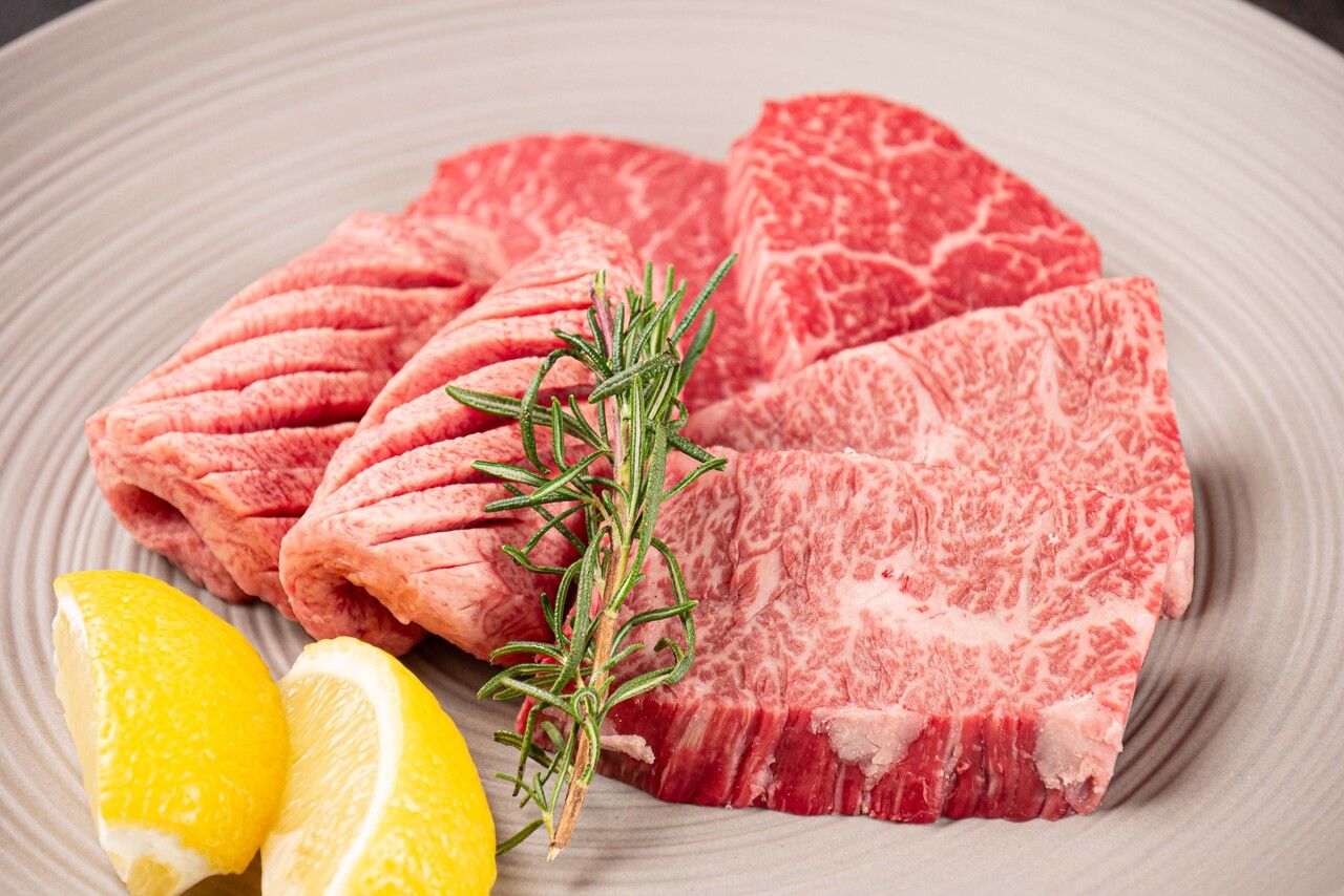 Standard course (10dishes in total): Our recommended plan includes grilled sukiyaki, choice of yukhoe, thick-sliced tongue, thick-sliced skirt steak, WASABI kalbi, lean fillet, lamb, and rice with raw egg for the final dish, as well as dessert.