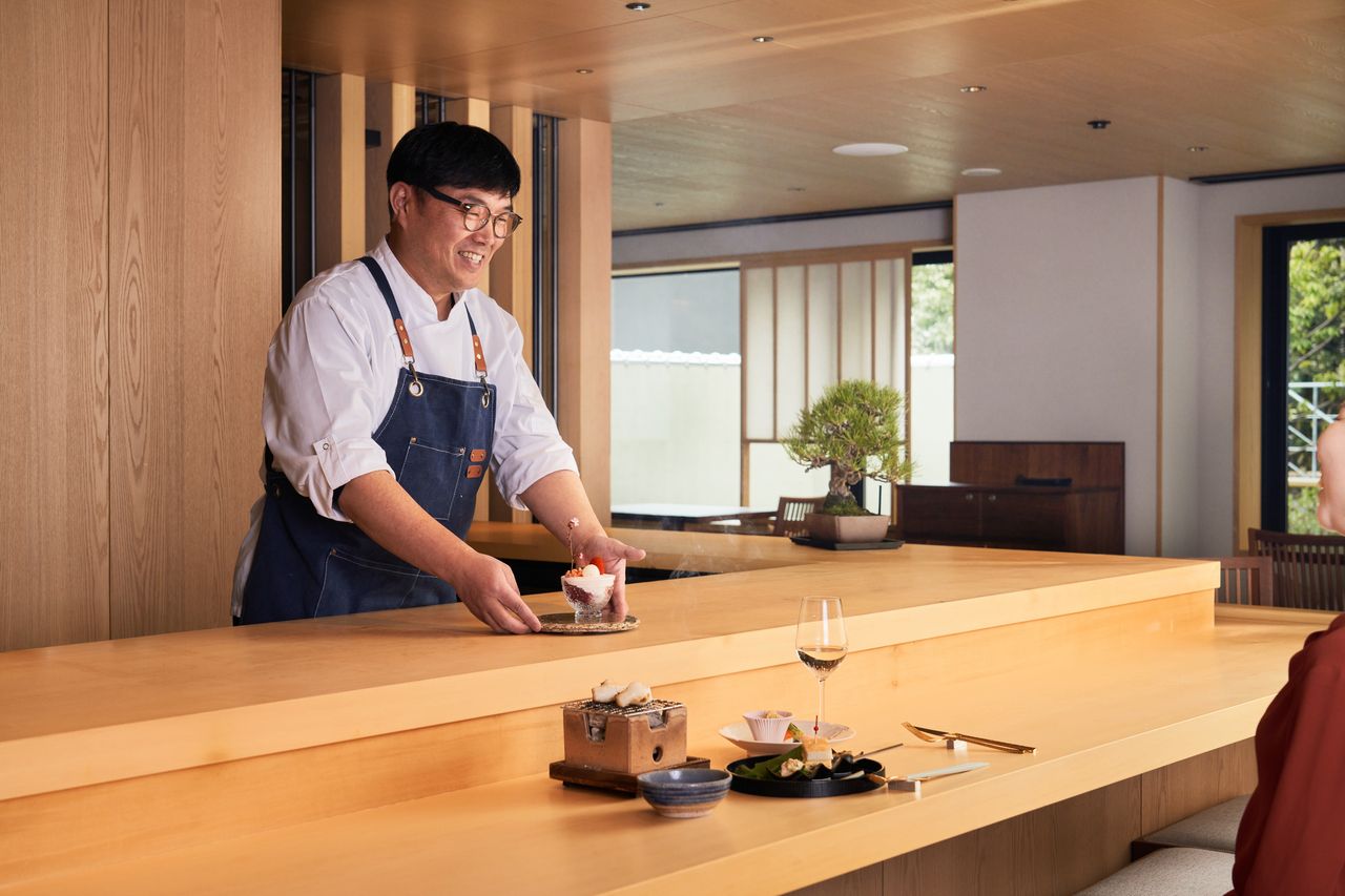 [Fridays, Saturdays, and Sundays from 12:00 PM - Counter seats] Strawberry Afternoon Tea