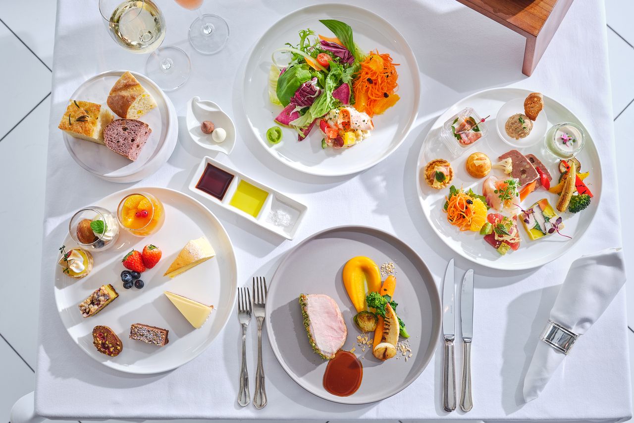 [Appetizer & Dessert Buffet] Choose your main course and enjoy an elegant lunch