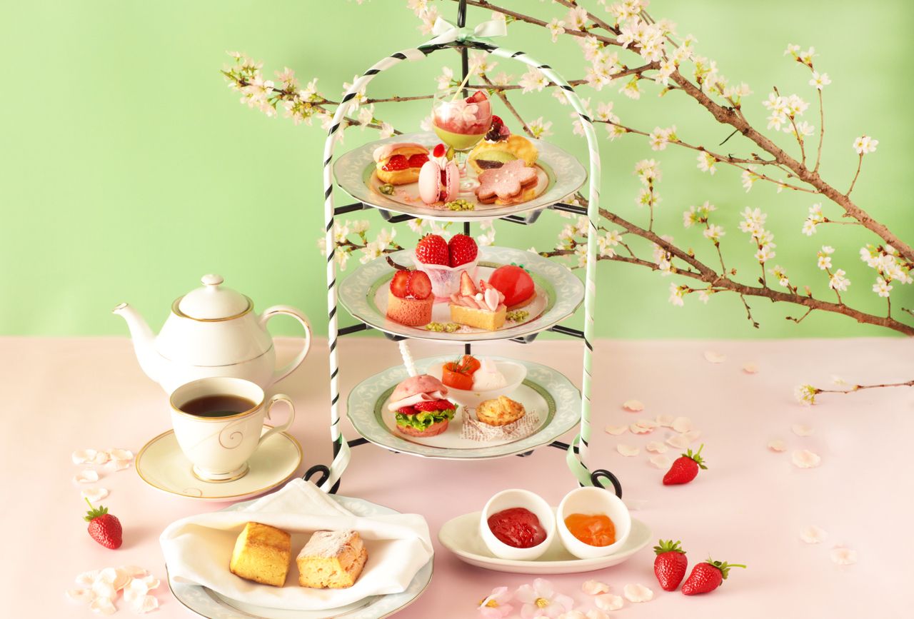 桜と苺のアフタヌーンティーセット【3/16～4/30】　（14：45～）