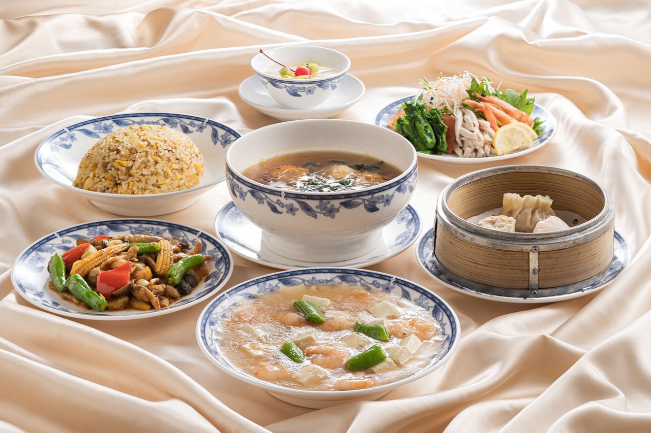【蓮華】共7道菜，包括3道開胃菜拼盤、鹹燉蝦和豆腐。