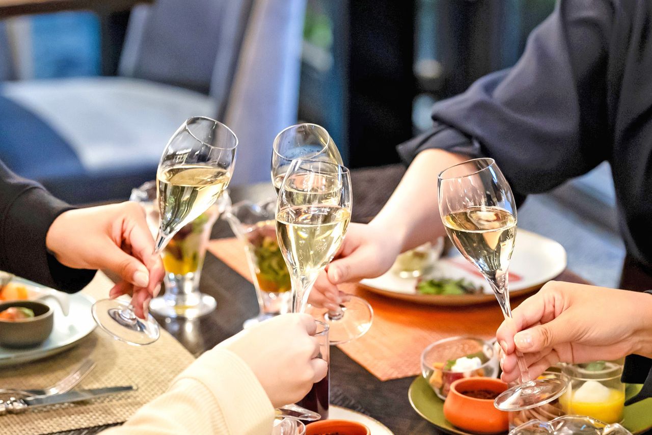 Choice of main dish + buffet, includes one alcoholic beverage (unlimited time)
