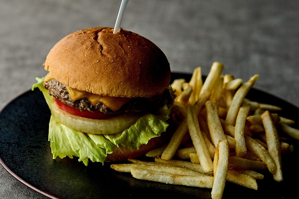 Starting June 1st [Lunch] Online reservations only: Includes one drink of your choice ★ Plenty of vegetables! Salad buffet lunch including a popular dessert (Main course: Japanese beef cheddar cheeseburger with your choice of sauce)