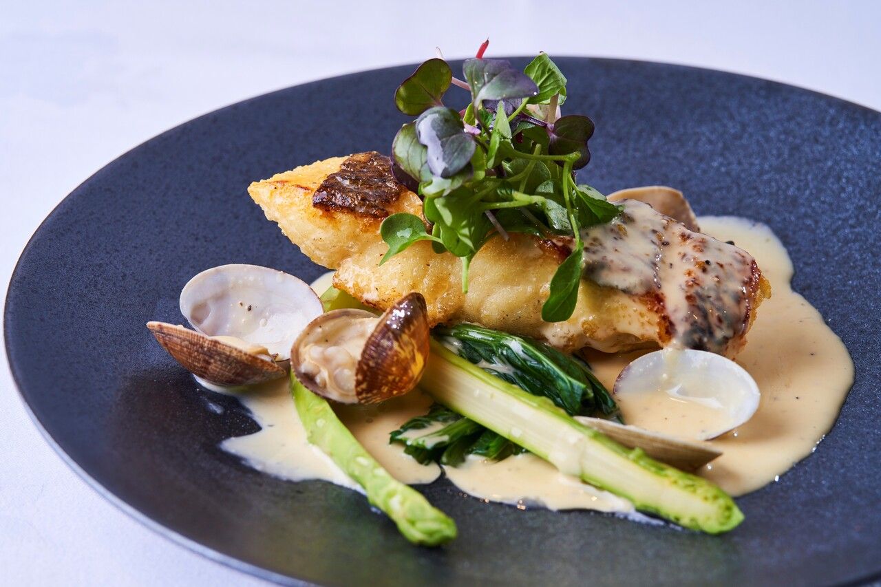 真鯛のポワレと新鮮野菜　ガーリック風味の白ワインソース　サラダ、スープなど全4皿