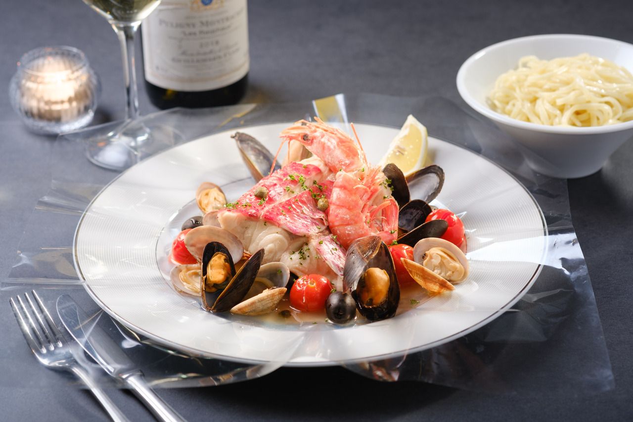 Im Ofen gebackener Okinawa-Fisch nach Acqua-Pazza-Art in Folie, dazu ein luxuriöses Salatbuffet und ein Dessertbuffet.