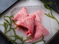 [Nur Mittagessen] Sukiyaki-Set mit Omi-Rindfleisch der Güteklasse A5, zubereitet mit Zuckerwatte