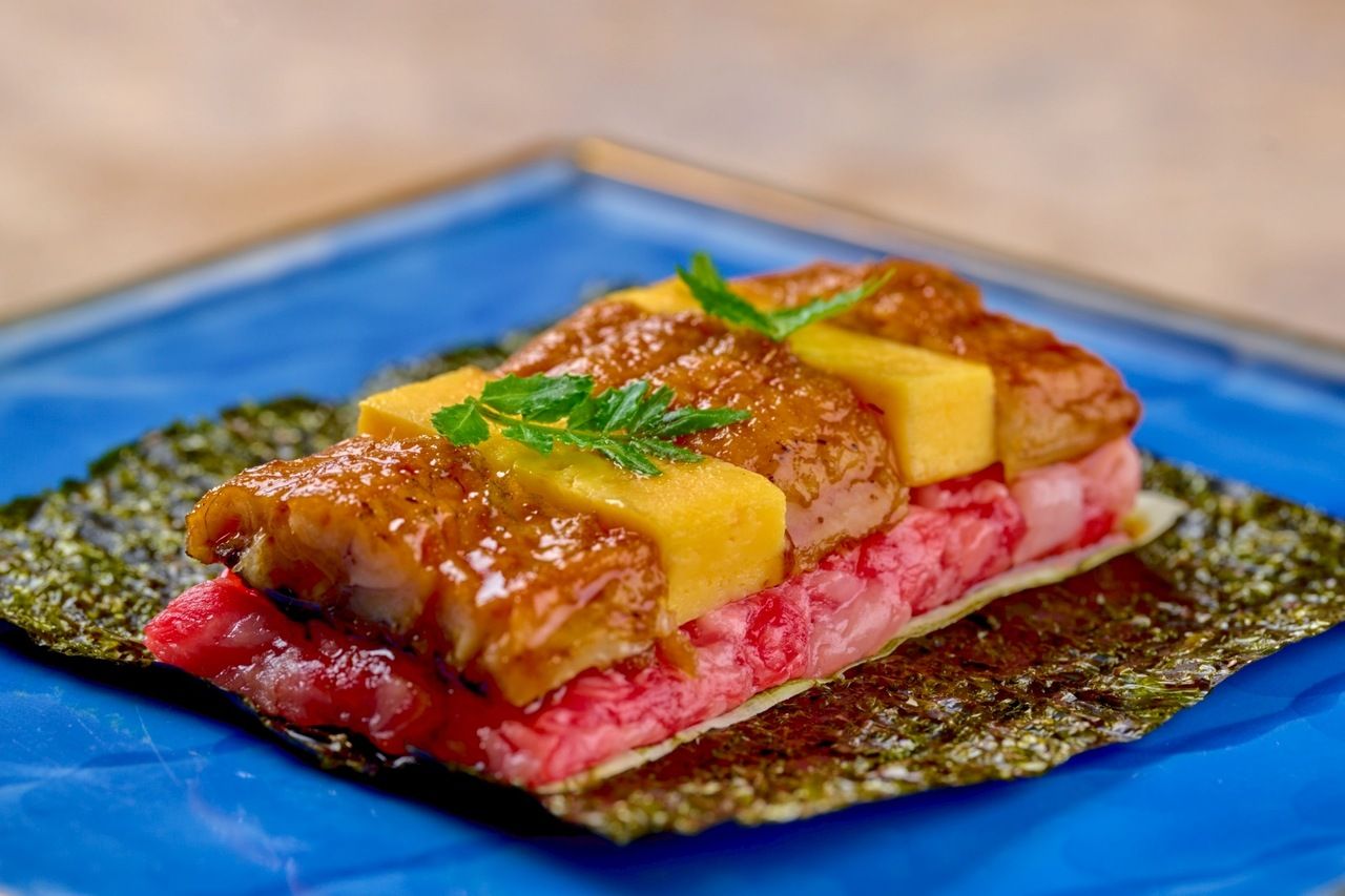 包廂確保！全新夏季限定【銀座千光燒肉百大名店2025獲獎紀念套餐】：「精選和牛鰻魚生拌肉卷」、「香辣塔塔肉餅三明治」。共提供7種精心挑選的燒肉，並搭配適合各部位的調味料。