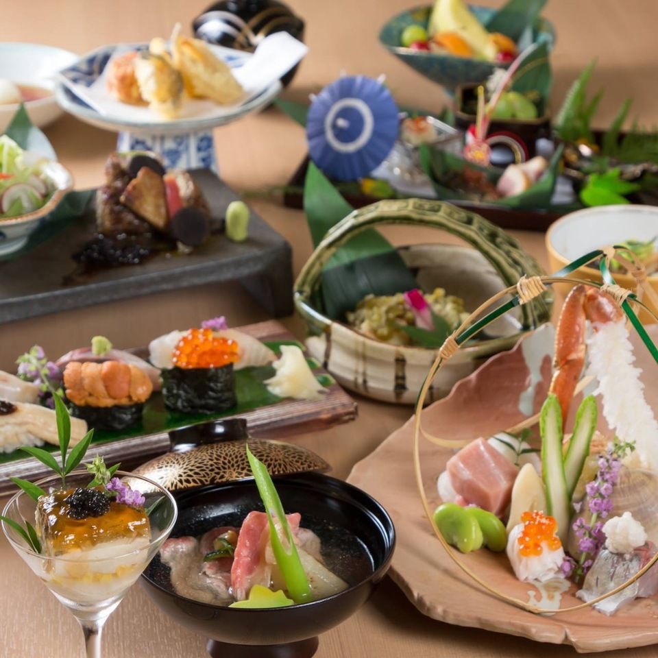【午餐】色彩雅緻套餐 ◆ 品味以頂級和牛涮肉、鵝肝及魚子醬等奢華食材精心烹調的華麗佳餚《24,800日圓》