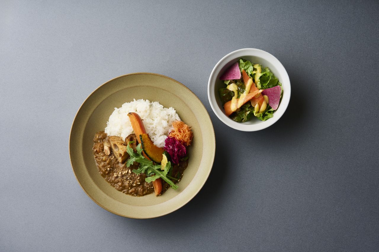 平日ランチ限定　無水カレーと5種の前菜盛り合わせプレート