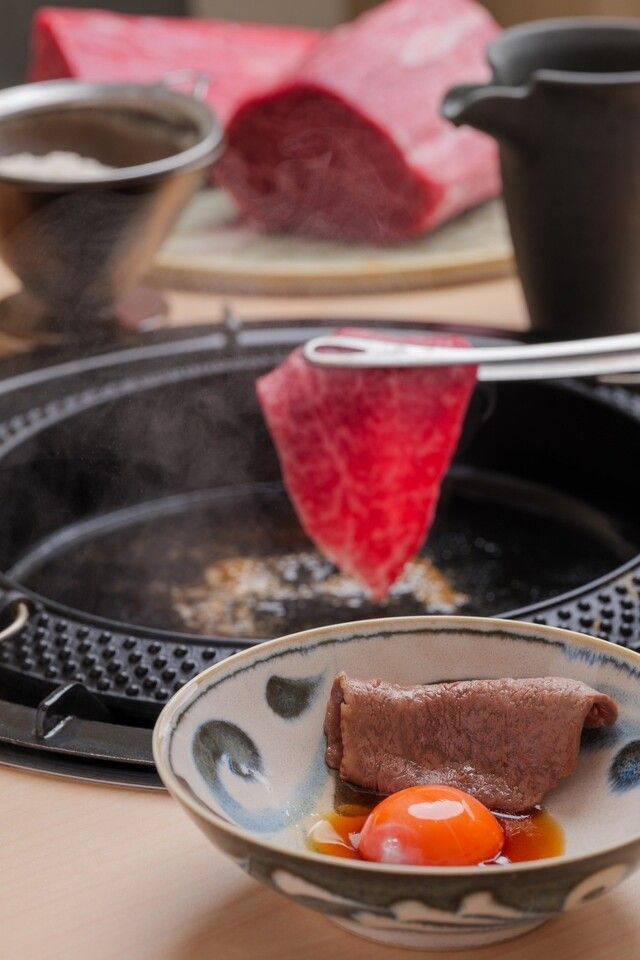 午餐特供【寿喜烧或涮涮锅套餐】为您呈现享用和牛的绝佳体验！您可任选寿喜烧或涮涮锅。“和牛海胆生食拼盘”与“精选里脊肉布里欧面包炸肉排三明治”也一并奉上。