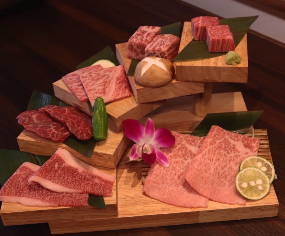 Pinggan Hidangan Enam Potongan Daging Wagyu A5