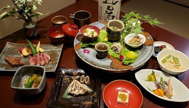 【雪コース】先附、八寸など九品。お肉料理もしくは、お魚料理を選べるメイン料理