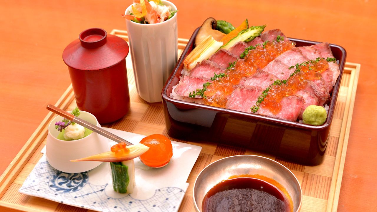 점심 센다이 소의 스테이크 중선