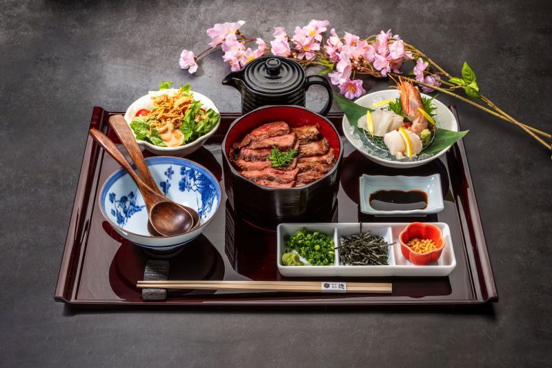 ランチ（新）　【和牛特選赤身肉＋極上サーロインMIX】ひつまぶし御膳