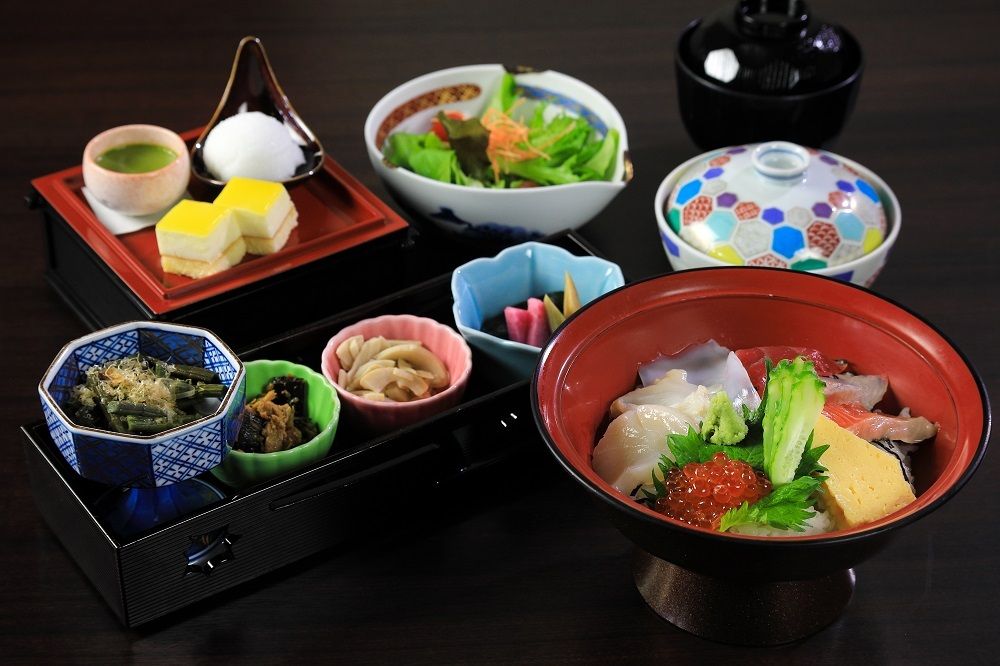 Donburi Japanese set meal: Today's seafood bowl
